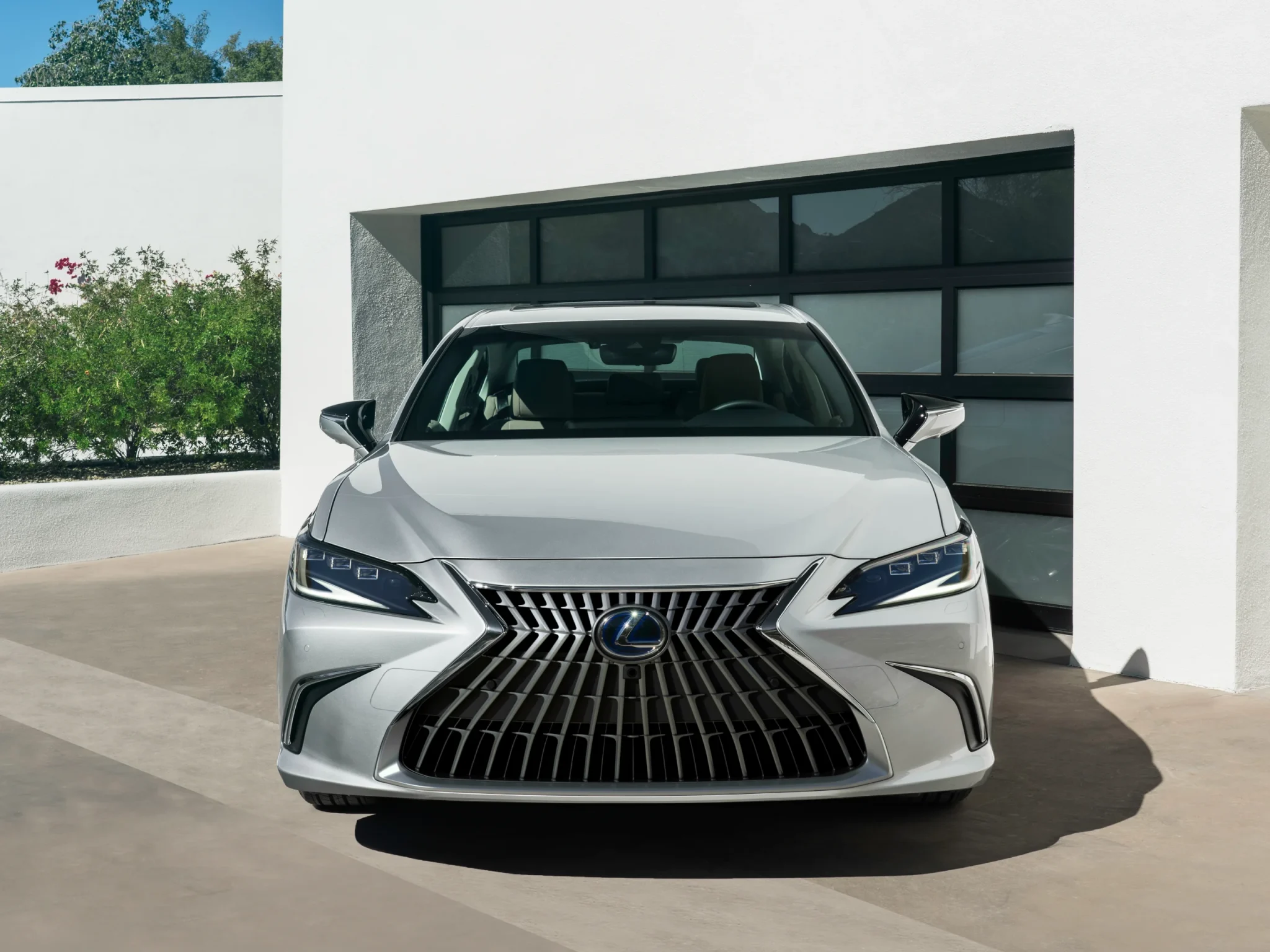 Lexus ES 300h Gallery Image 2